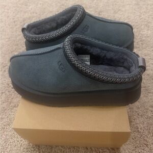 UGG Women’s Gray Tazz ii size 8